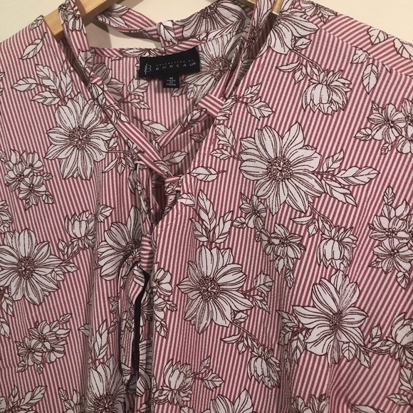 3/$25 🙌🏼 bobeau Floral Stripe Tie Neck Blouse M - Picture 3 of 5